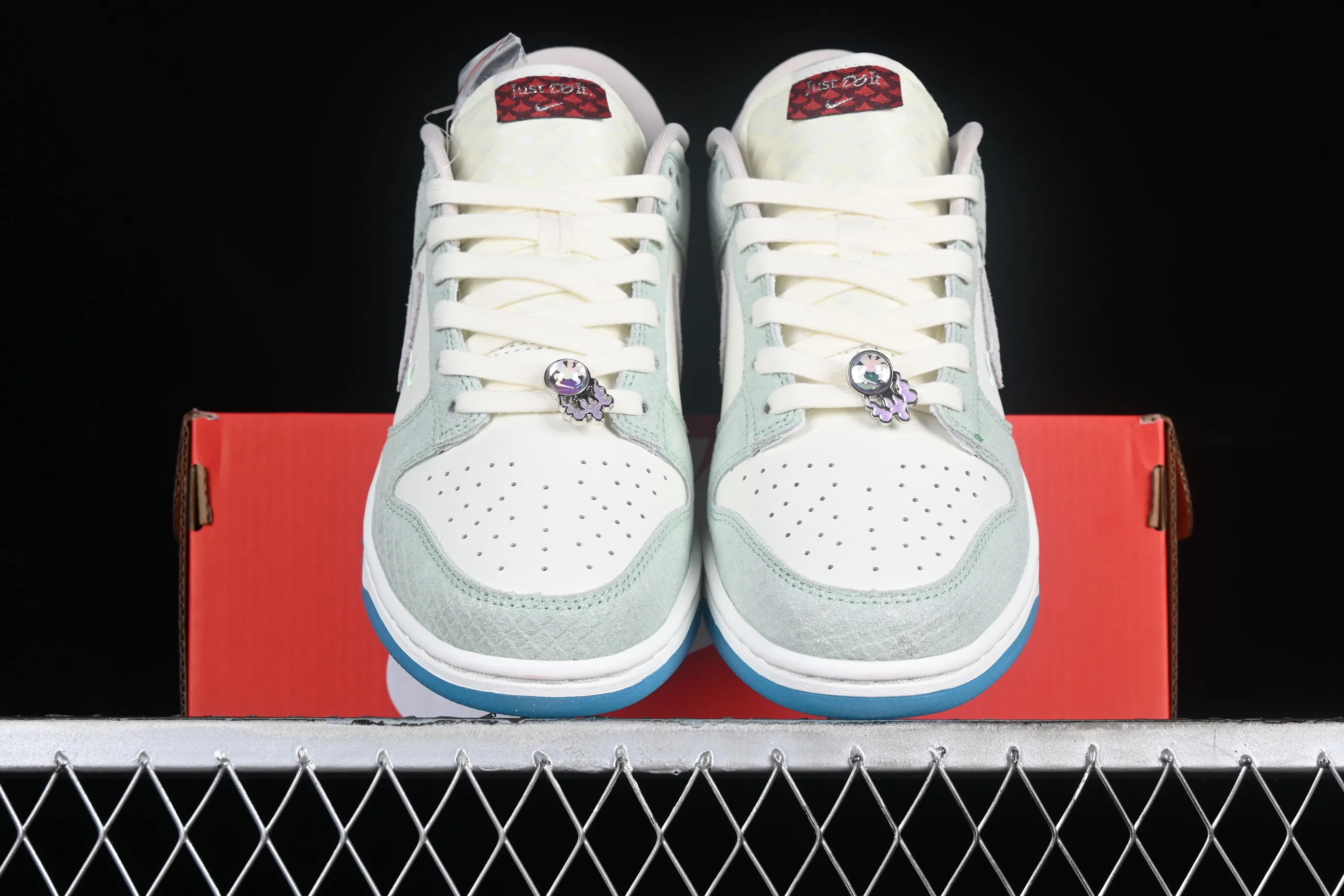 All Categories Nk SB Dunk Series Nk SB Dunk Low Low-top sneakers Z version Nk Dunk Low 2024 Year of the Dragon customized SB low-top casual sneakers FZ5065-111